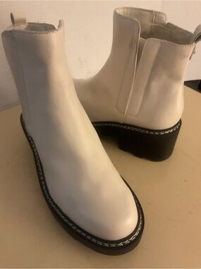 Calvin Klein women crème white leather Platform Chelsea  pots US 7.5